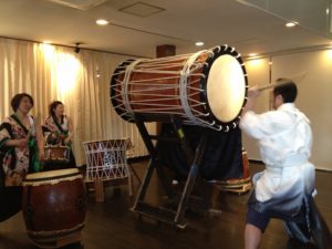 新郎の太鼓演奏